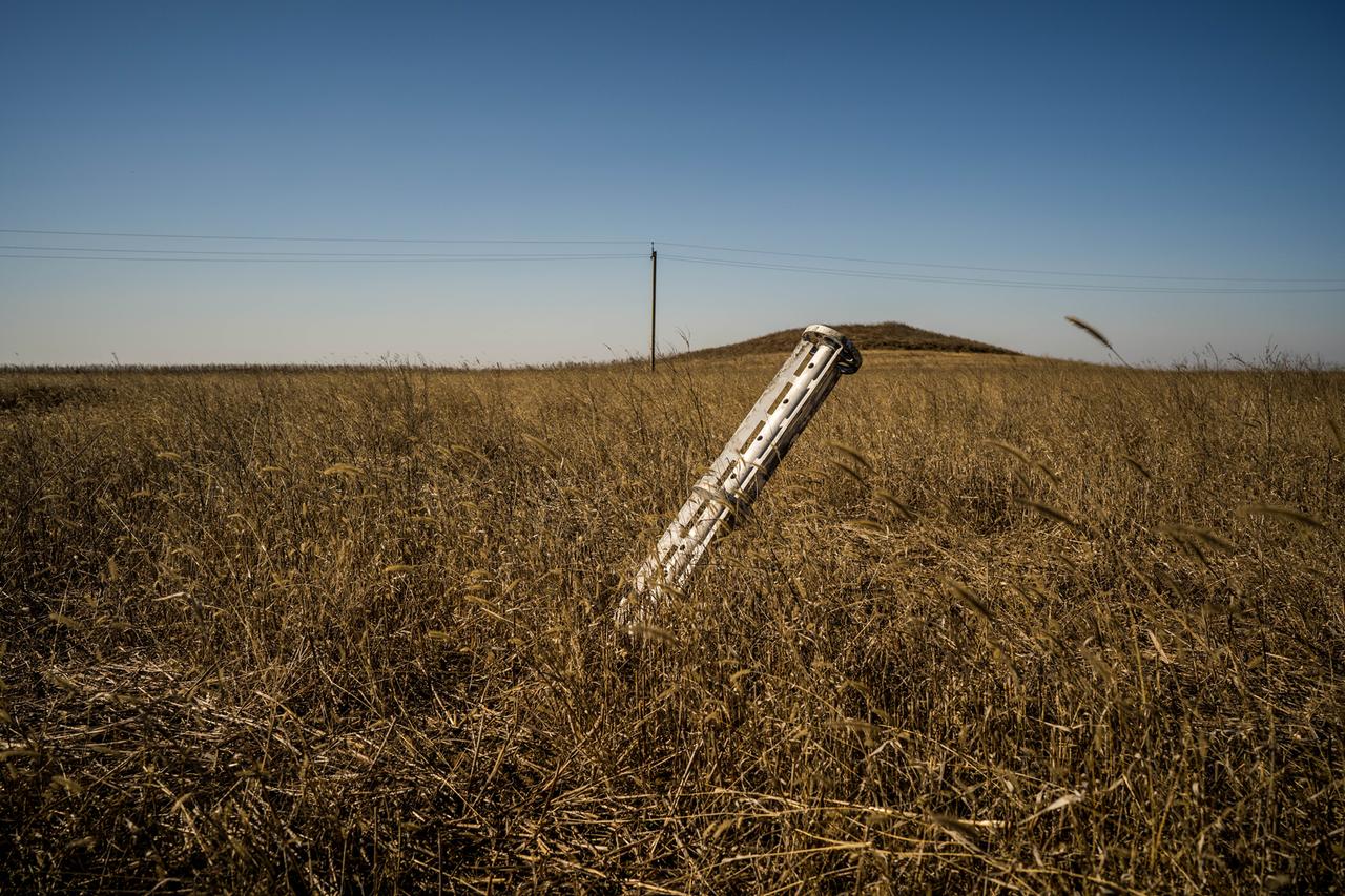 In einem Weizenfeld im ukrainischen Odessa steckt eine nicht explodierte Rakete In einem Weizenfeld im ukrainischen Odessa steckt eine nicht explodierte Rakete