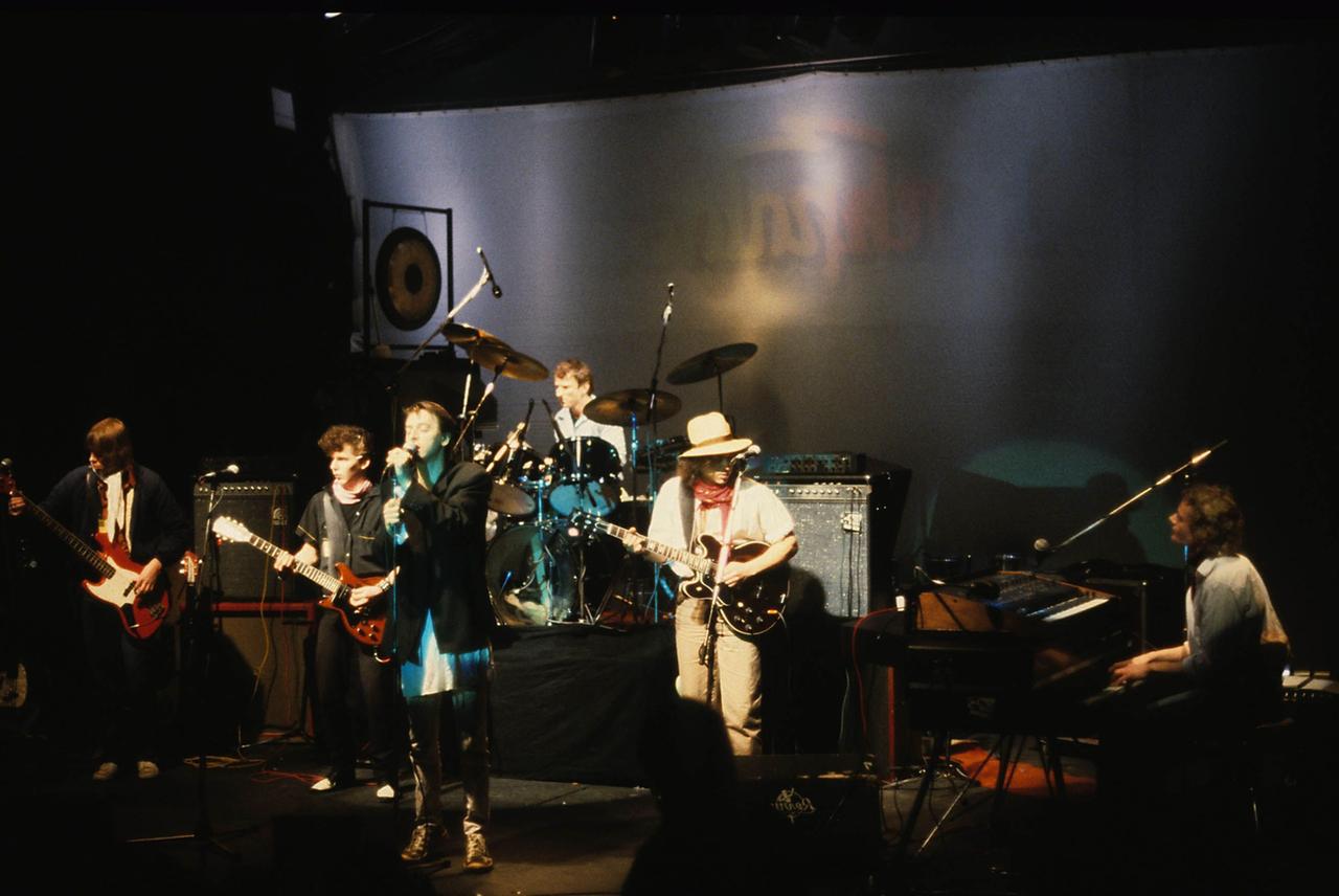 Die Band Ton Steine Scherben steht bei einem Konzert auf der Bühne (Foto aus den 1980er-Jahren). Die Band Ton Steine Scherben steht bei einem Konzert auf der Bühne (Foto aus den 1980er-Jahren).