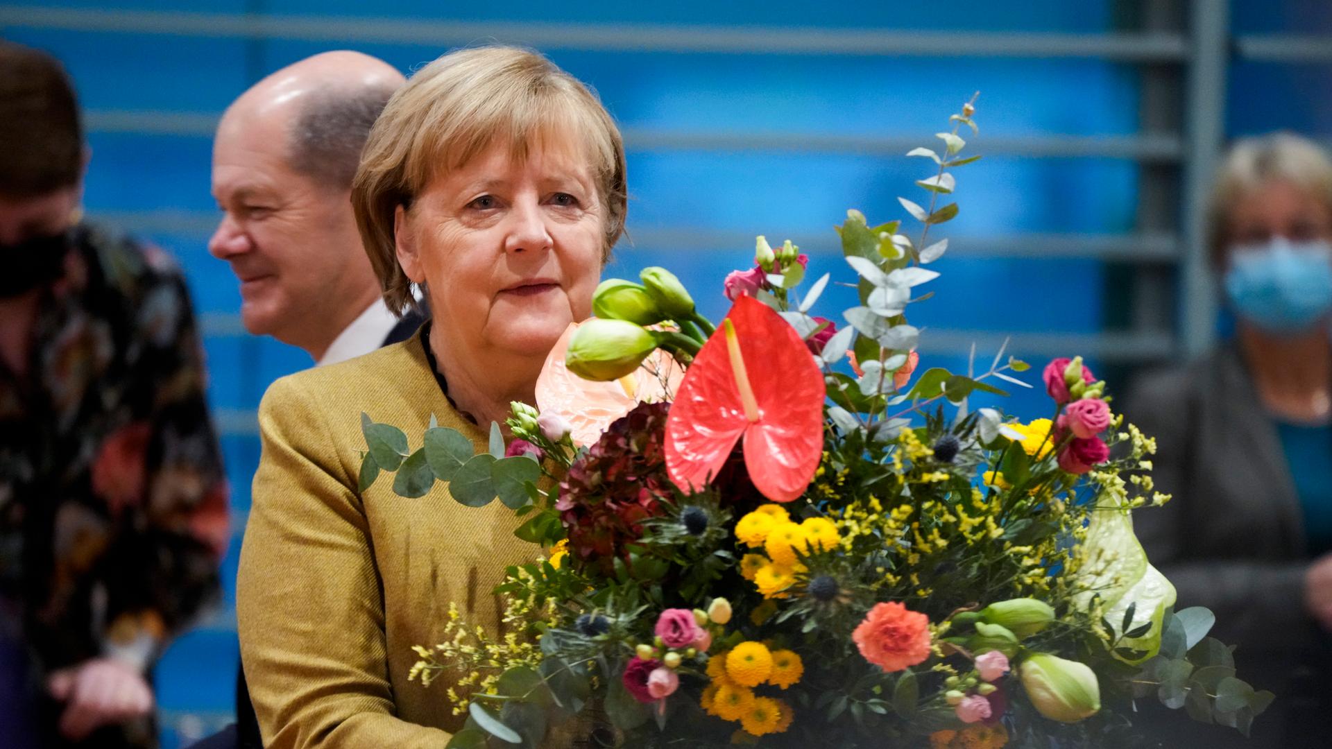 Bundeskanzlerin Angela Merkel mit einem Blumenstrauß. Bundeskanzlerin Angela Merkel mit einem Blumenstrauß.