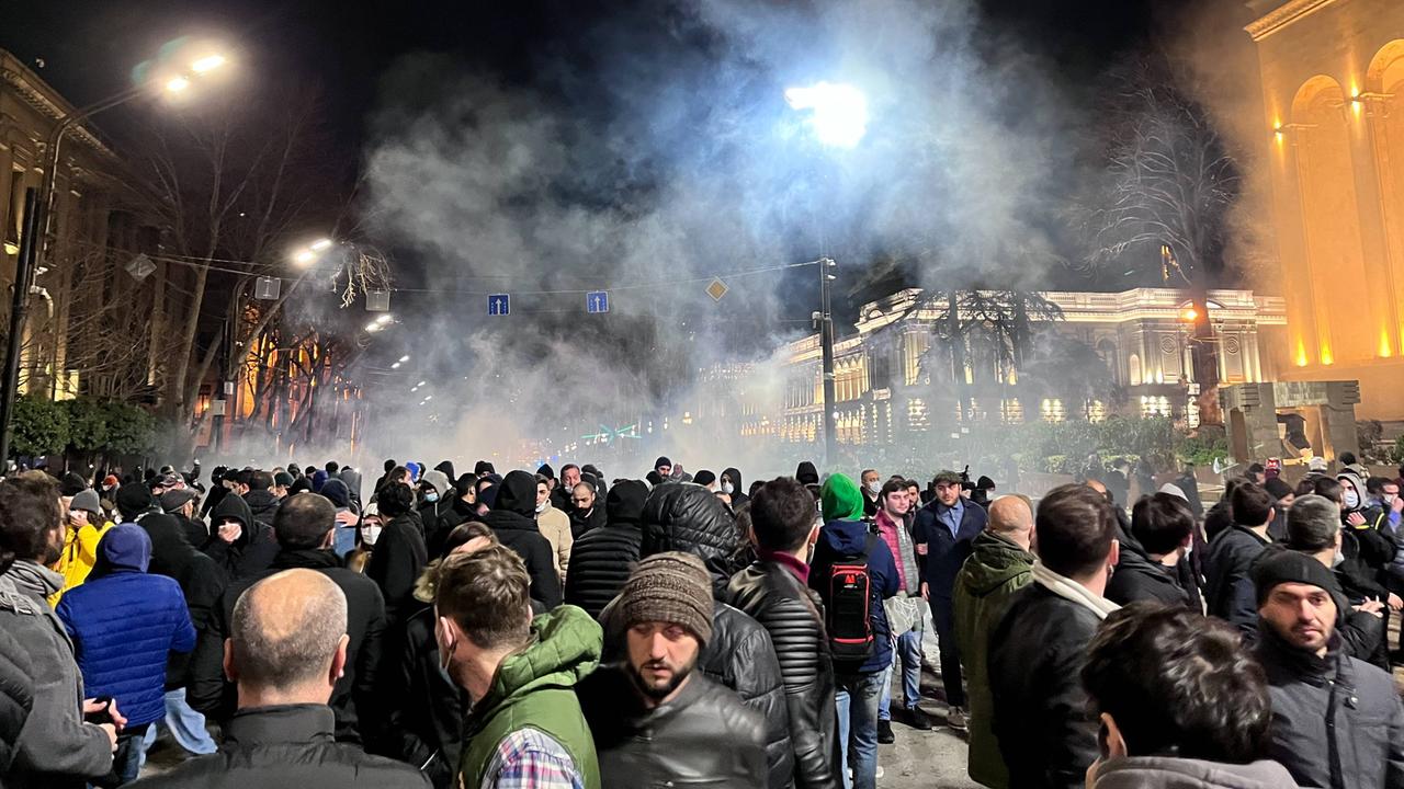 Georgien - Massenproteste Gegen Umstrittenes "Agenten"-Gesetz ...