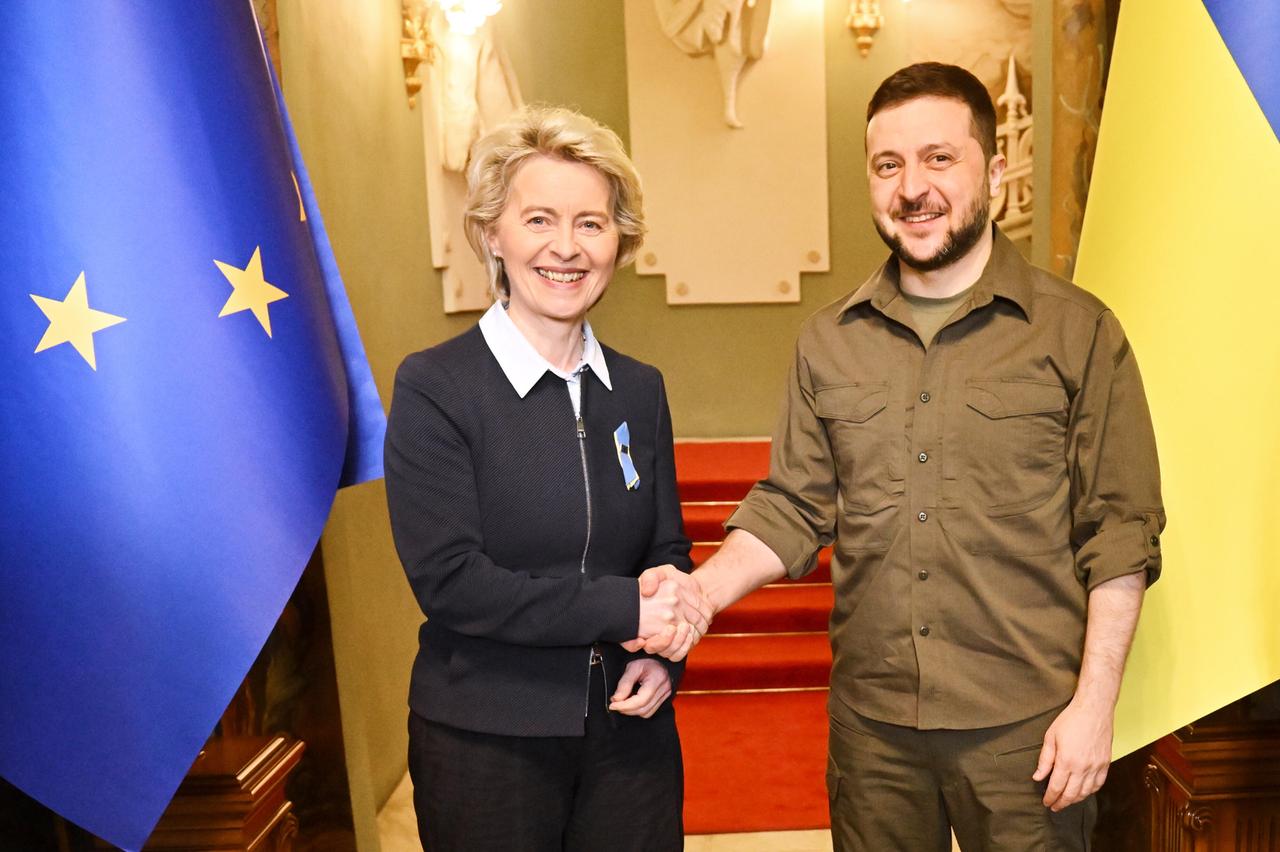 EU-Kommissionspräsidentin Ursula von der Leyen und der ukrainische Präsident Wolodymyr Selenskyj beim Handshake (Foto vom 2.2.23) EU-Kommissionspräsidentin Ursula von der Leyen und der ukrainische Präsident Wolodymyr Selenskyj beim Handshake (Foto vom 2.2.23)