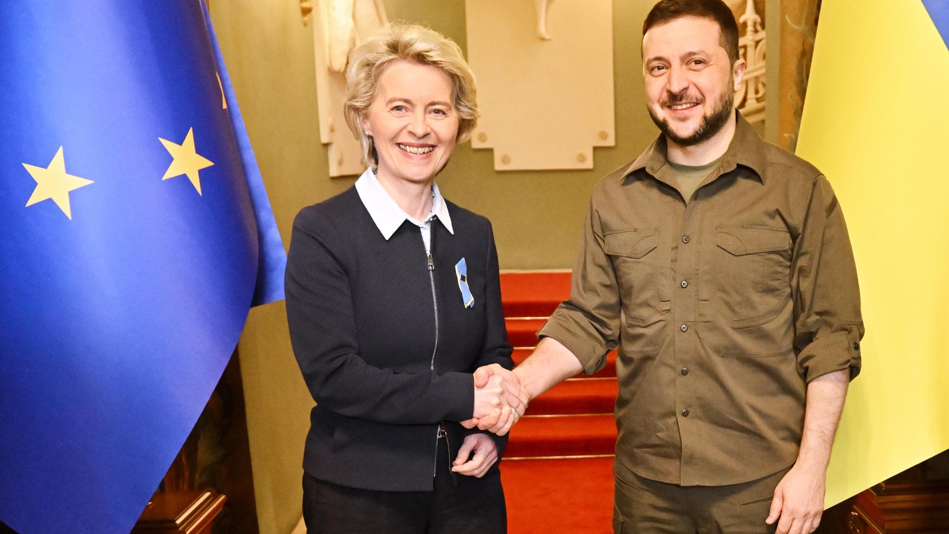 EU-Kommissionspräsidentin Ursula von der Leyen und der ukrainische Präsident Wolodymyr Selenskyj beim Handshake.