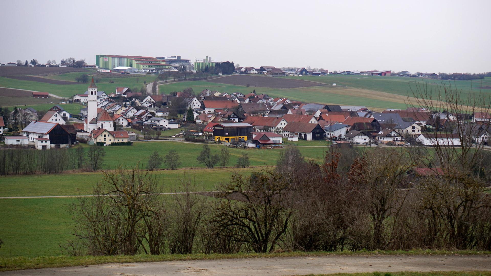 Molkerei Ehrmann in Oberschönegg im Unterallgäu. Vorne das Dorf, hinten auf dem Hügel die Firmenzentrale. Molkerei Ehrmann in Oberschönegg im Unterallgäu. Vorne das Dorf, hinten auf dem Hügel die Firmenzentrale.