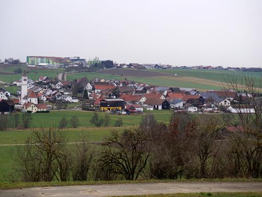 Molkerei Ehrmann in Oberschönegg im Unterallgäu. Vorne das Dorf, hinten auf dem Hügel die Firmenzentrale.