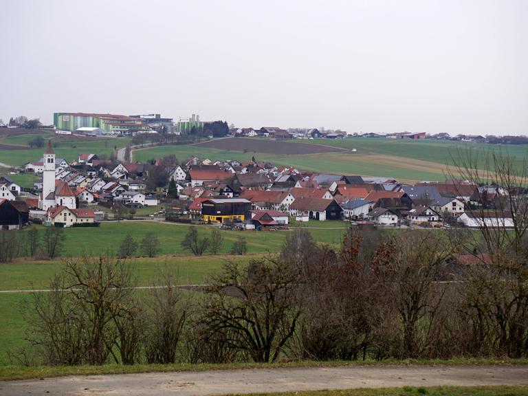 Molkerei Ehrmann in Oberschönegg im Unterallgäu. Vorne das Dorf, hinten auf dem Hügel die Firmenzentrale.