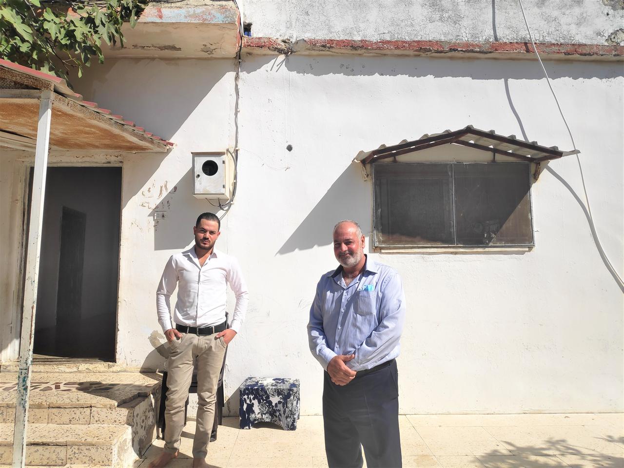 Hashim mit seinem Sohn vor ihrem Haus. Die Familie ist vor über zehn Jahren aus Syrien nach Jordanien geflohen. Hashim mit seinem Sohn vor ihrem Haus. Die Familie ist vor über zehn Jahren aus Syrien nach Jordanien geflohen.