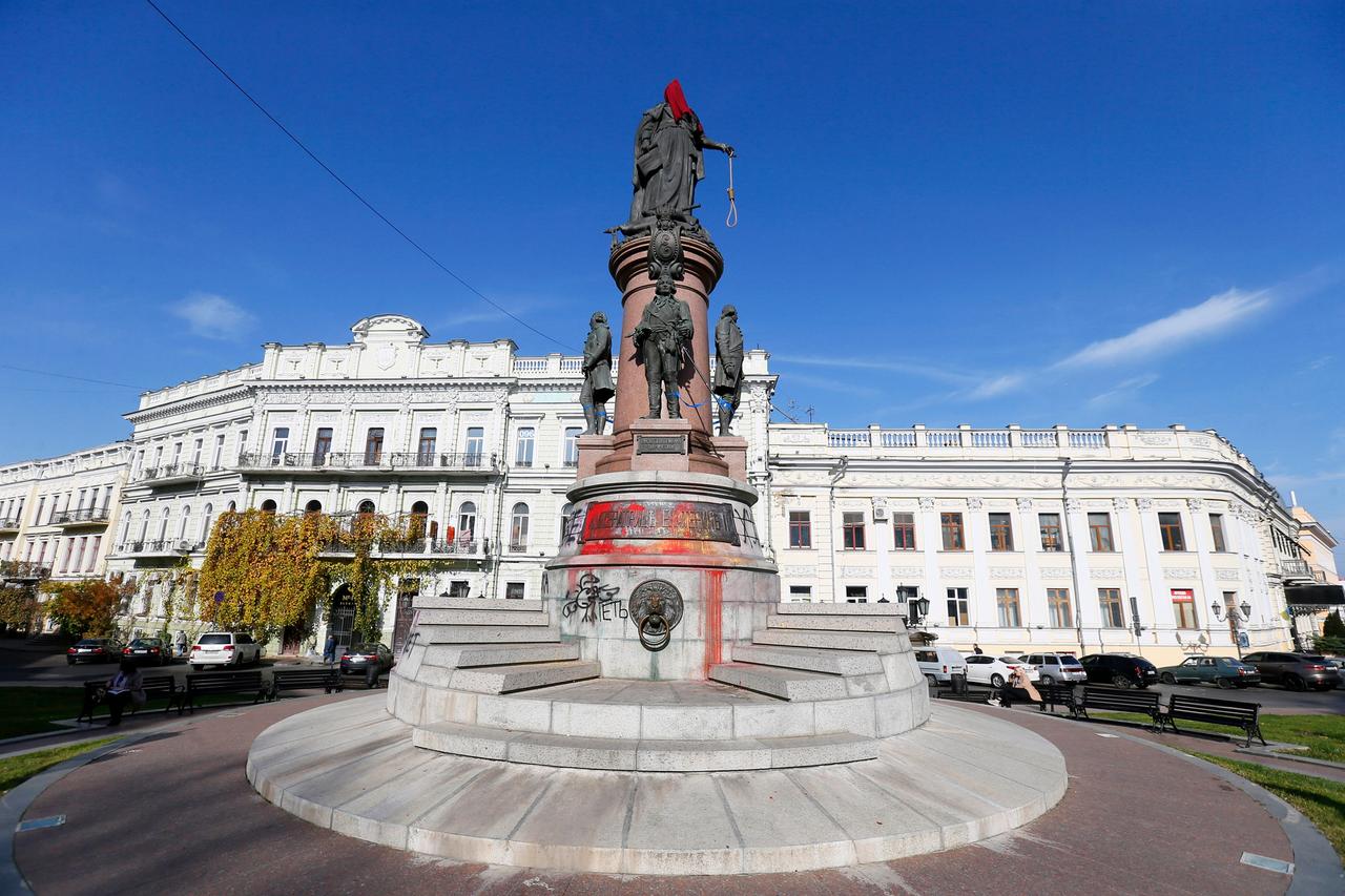 Ein Abbild von Katharina der Großen steht auf einem Sockel auf einem Platz in Odessa.