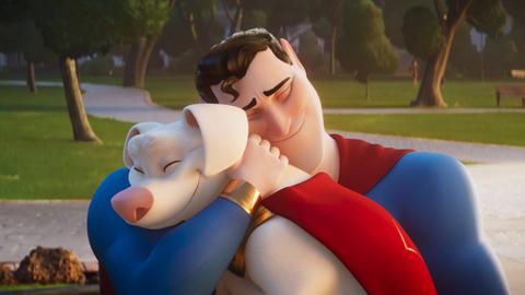 Ein Standbild aus dem Animationsfilm "DC League of Super-Pets": Ein Hund und Superman liegen sich in dem Arm und wirken glücklich.