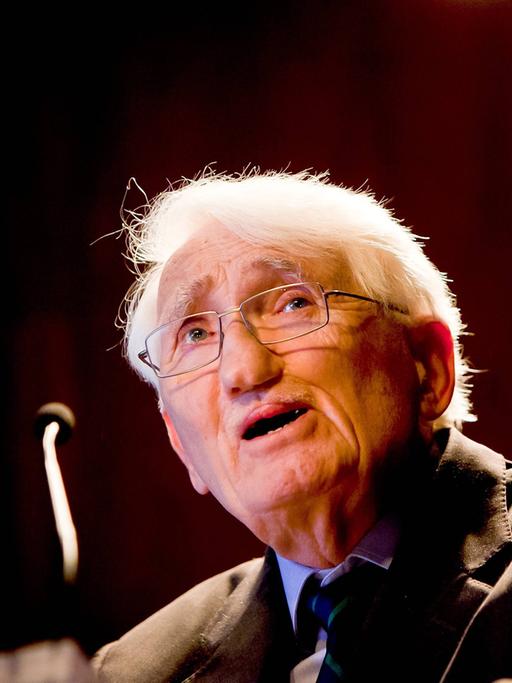Jürgen Habermas steht an einem Rednerpult und blickt nach oben