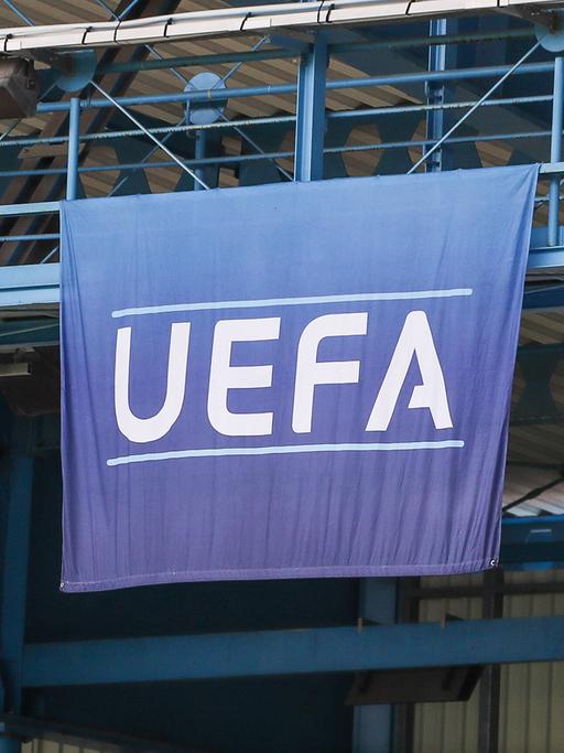 Eine Flagge der UEFA - vor Gericht errang sie einen Teilerfolg gegen die Super League.