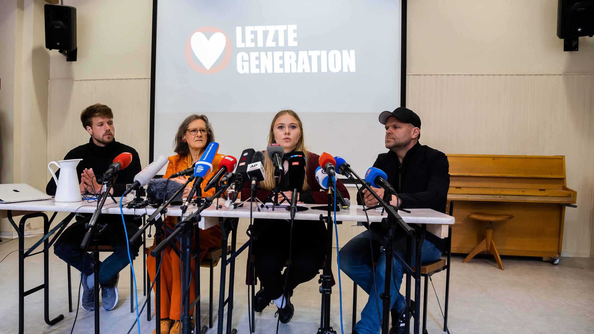 Bei einer Pressekonferenz sitzen zwei Männer und zwei Frauen an einem Tisch Bei einer Pressekonferenz sitzen zwei Männer und zwei Frauen an einem Tisch