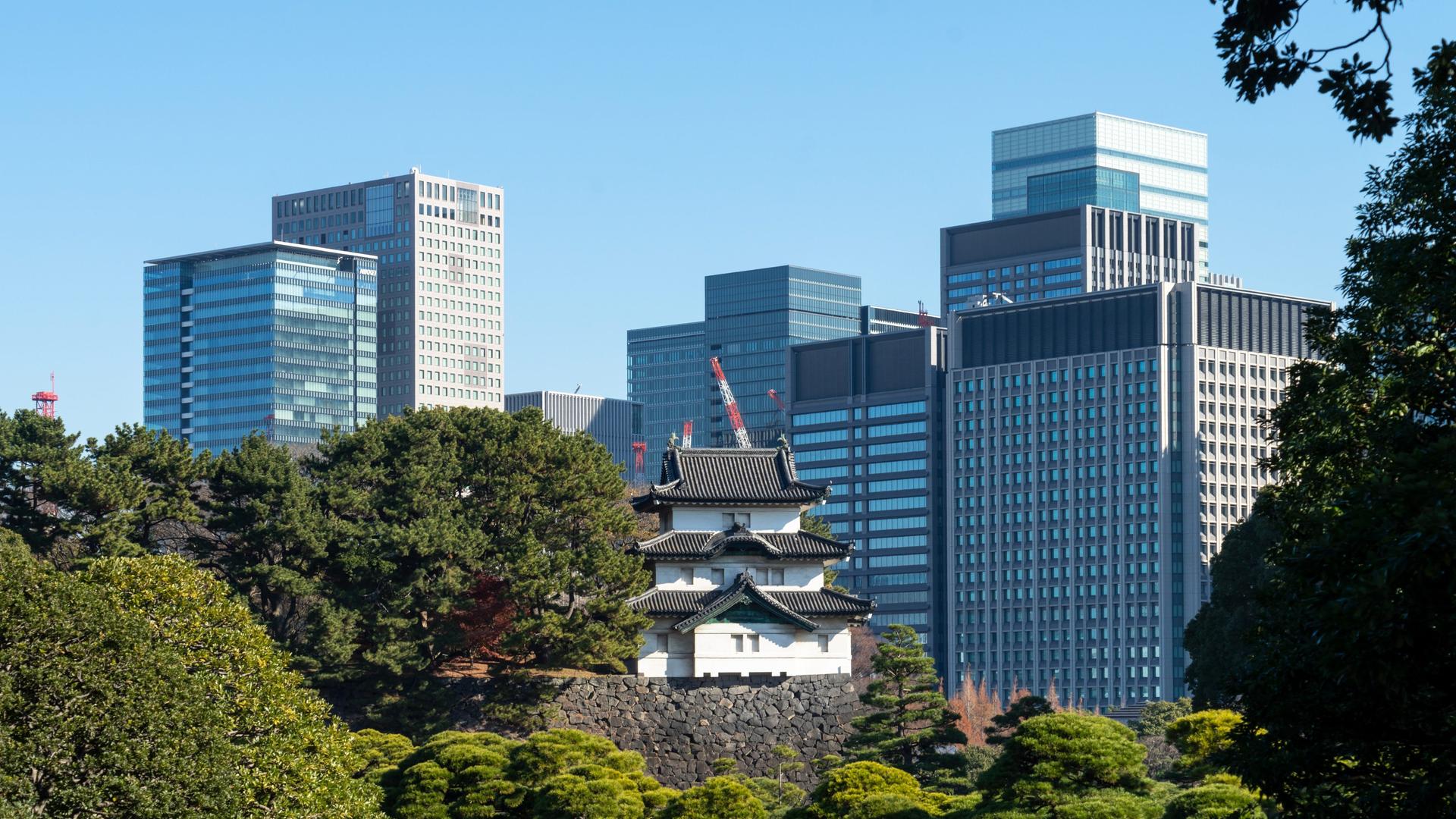 Der Kaiserpalast in Tokio vor einer Skyline aus Wolkenkratzern. Der Kaiserpalast in Tokio vor einer Skyline aus Wolkenkratzern.
