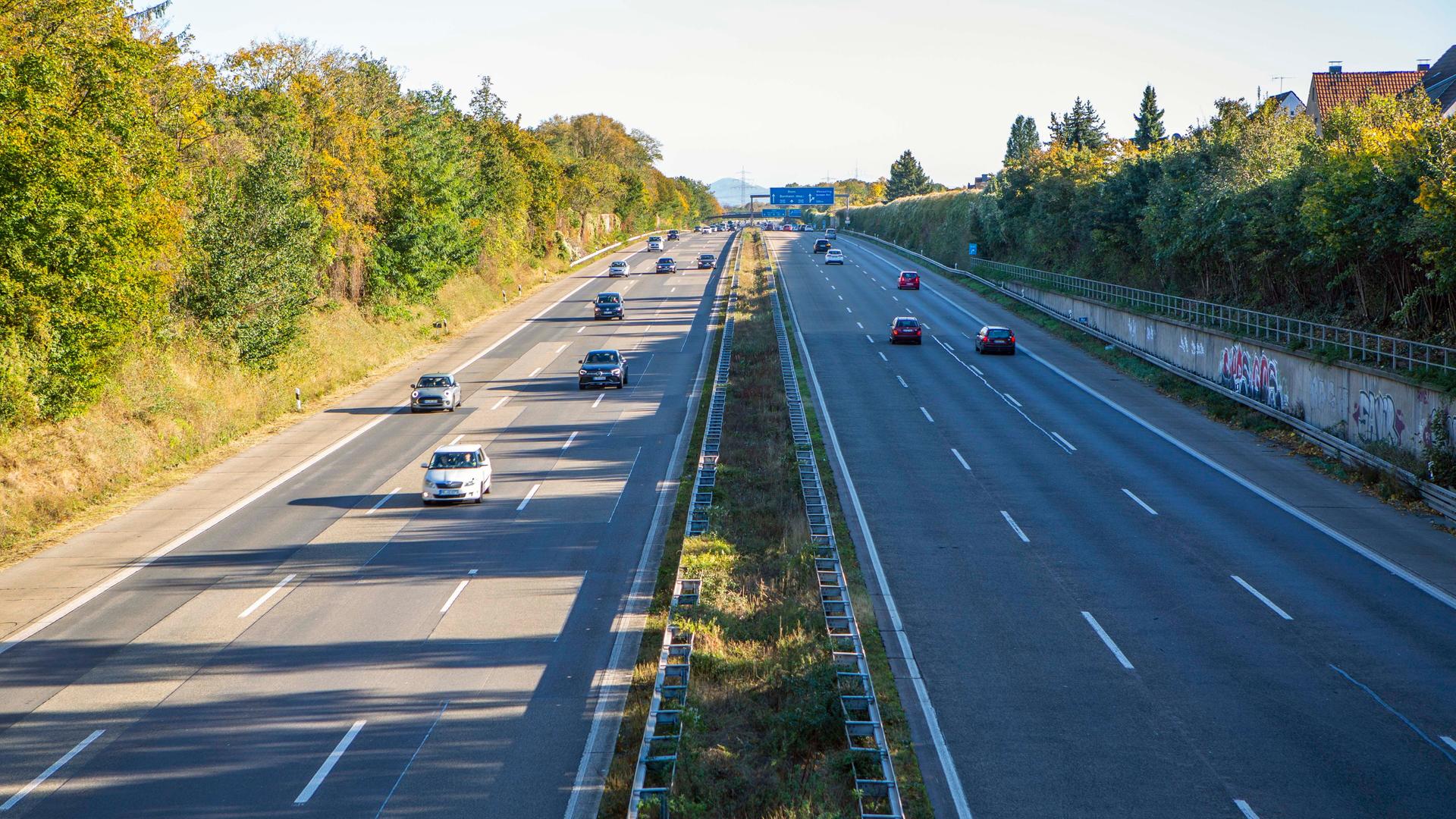 Die Autobahn 555 zwischen Bonn und Köln hier nahe Wesseling - sie wurde am 6. August 1932 vom Kölner Oberbürgermeister Konrad Adenauer eingeweiht. Die Autobahn 555 zwischen Bonn und Köln hier nahe Wesseling - sie wurde am 6. August 1932 vom Kölner Oberbürgermeister Konrad Adenauer eingeweiht.
