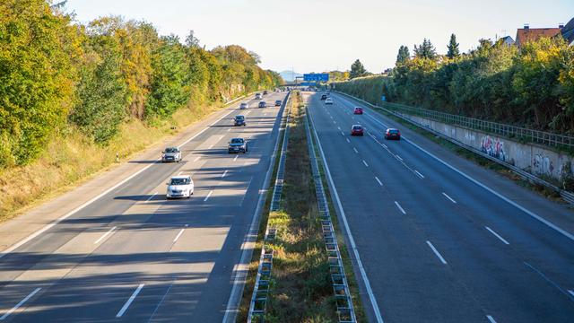 Die Autobahn 555 zwischen Bonn und Köln  hier nahe Wesseling - sie wurde am 6. August 1932 vom Kölner Oberbürgermeister Konrad Adenauer eingeweiht.