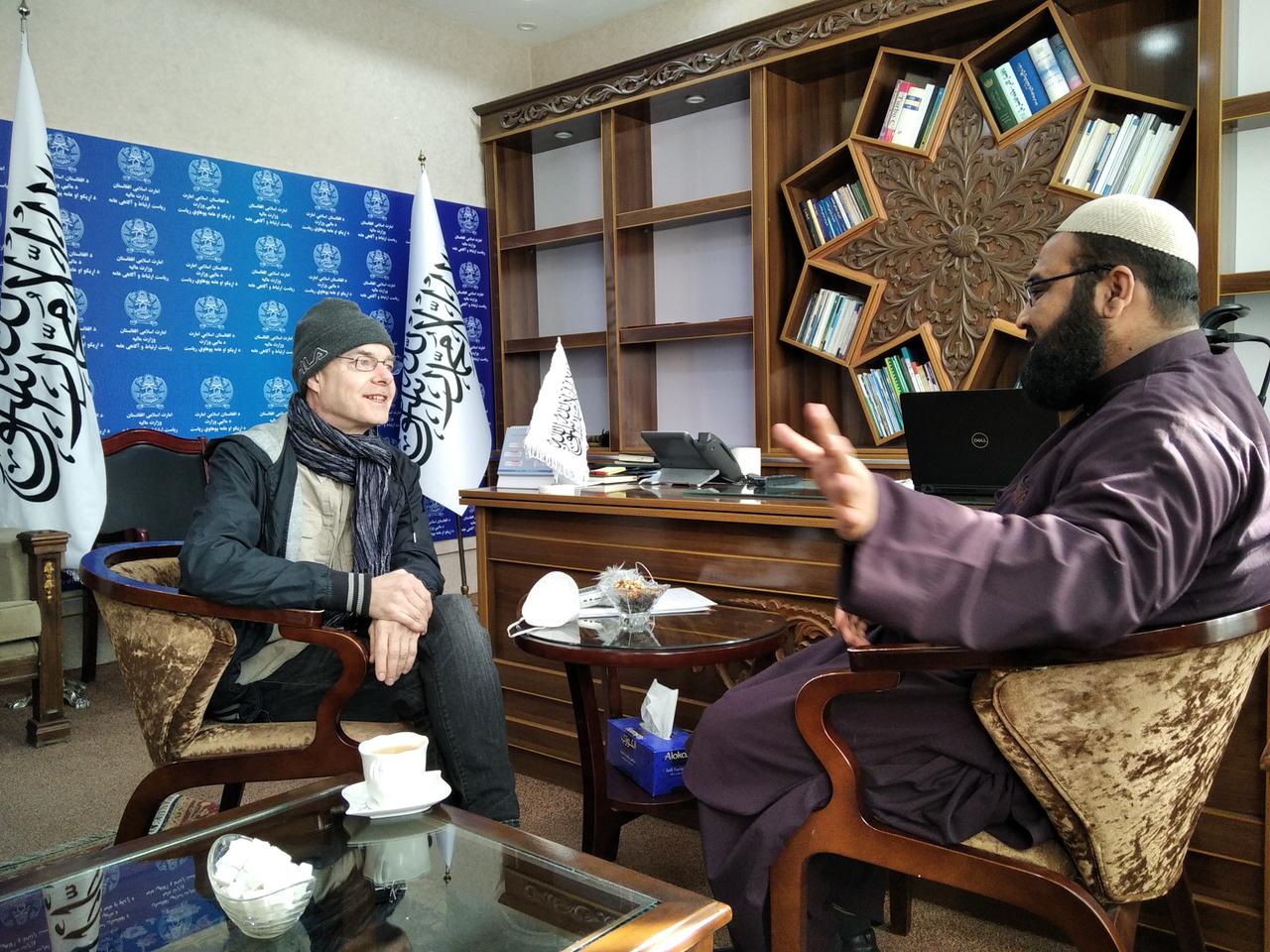 Der Autor Marc Thörner im Gespräch mit Ahmad Wali Haqmal, Talibansprecher im Ministerium für Finanzen