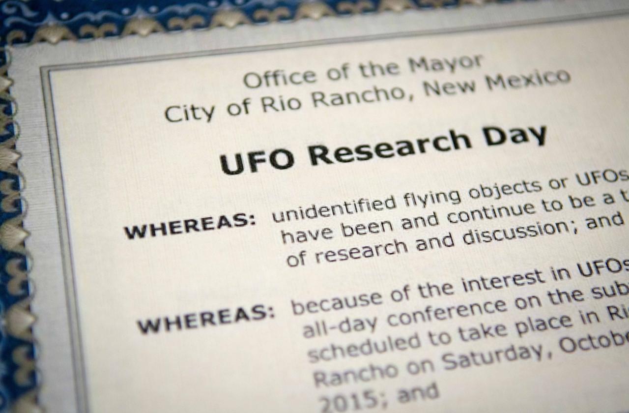 Nahaufnahme eines offiziellen Dokuments mit der Überschrift "UFO Research Day". Nahaufnahme eines offiziellen Dokuments mit der Überschrift "UFO Research Day".