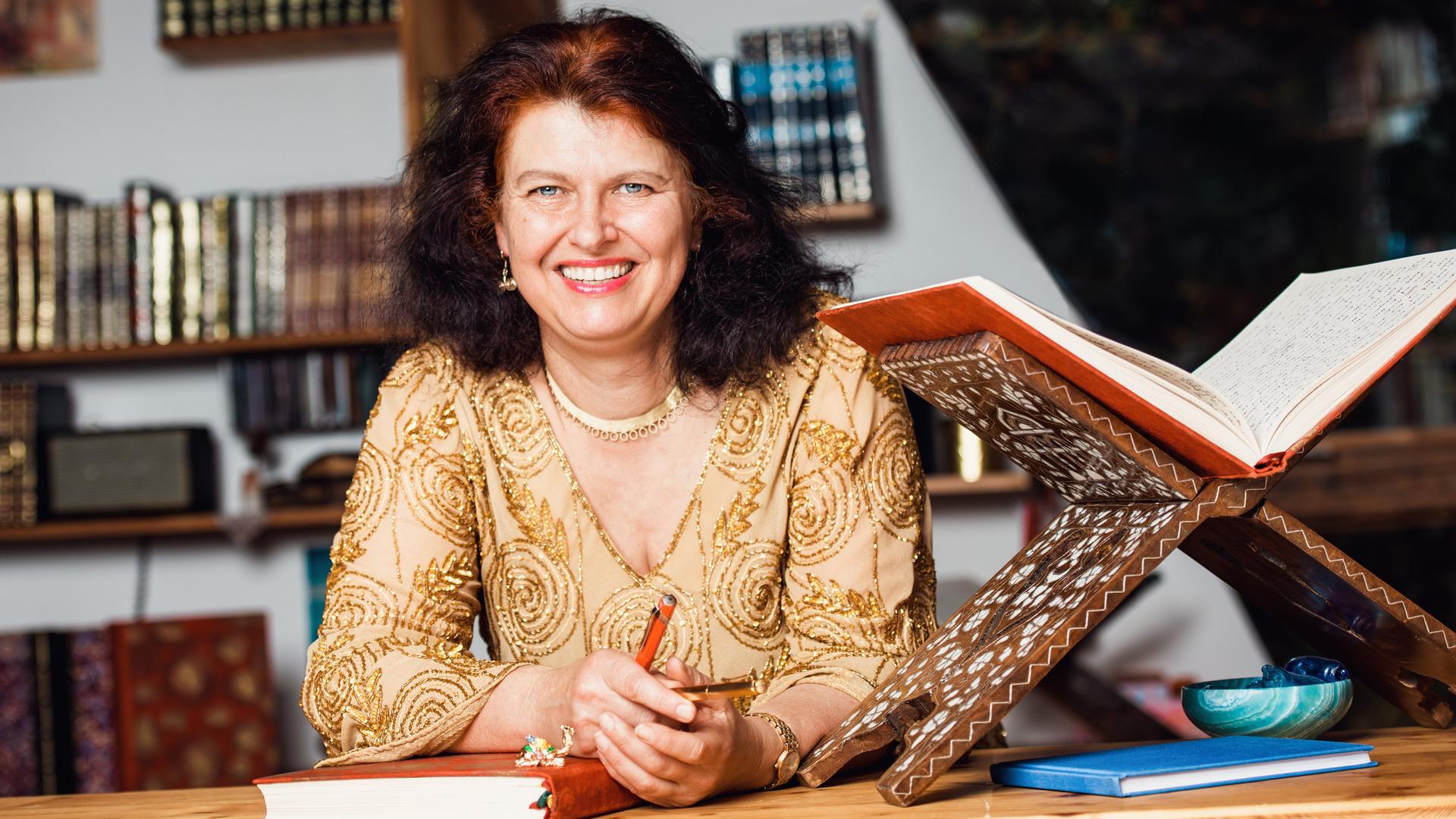 Claudia Ott liest im Übersetzungsprozess einer kleinen Gruppe von Interessierten vor. Claudia Ott liest im Übersetzungsprozess einer kleinen Gruppe von Interessierten vor.