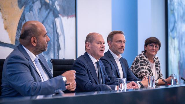Das Foto zeigt den Grünen-Vorsitzenden Nouripour, Bundes-Kanzler Scholz, Finanz-Minister Lindner und die SPD-Vorsitzende Esken.