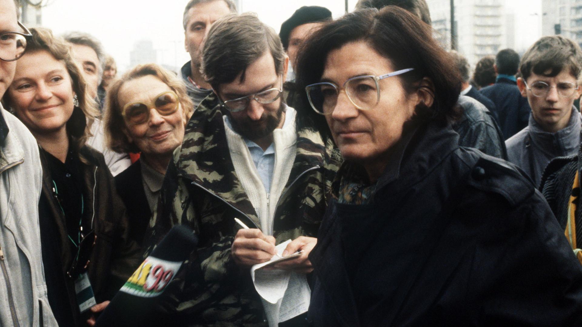 epa03020794 (FILE) A file picture dated 04 November 1989 shows German writer Christa Wolf (R) during a demonstration in Berlin, East Germany. Christa Wolf died on 01 December 2011 at the age of 82, publisher Suhrkamp reported. EPA/GUENTER GUEFFROY