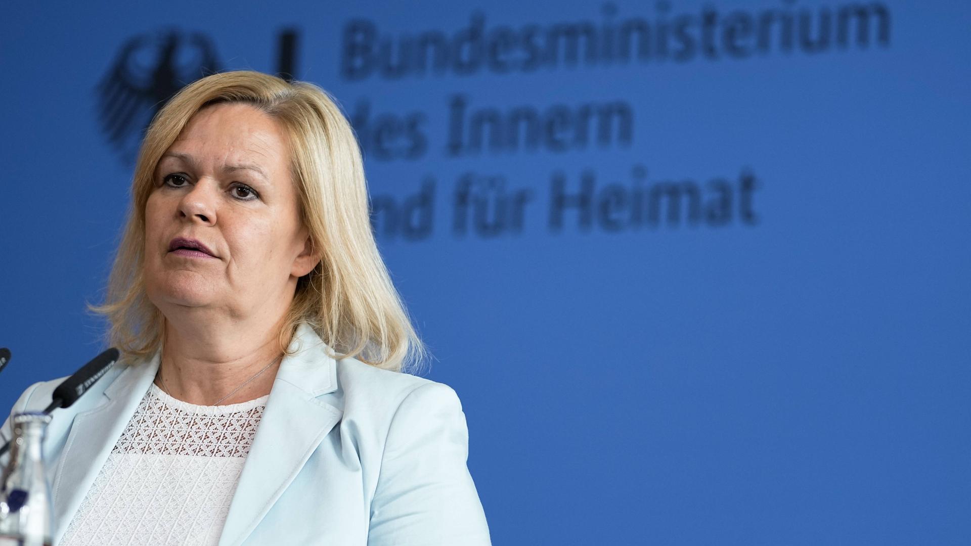 Bundesinnenministerin Nancy Faeser spricht in ein Mikrofon. Bundesinnenministerin Nancy Faeser spricht in ein Mikrofon.
