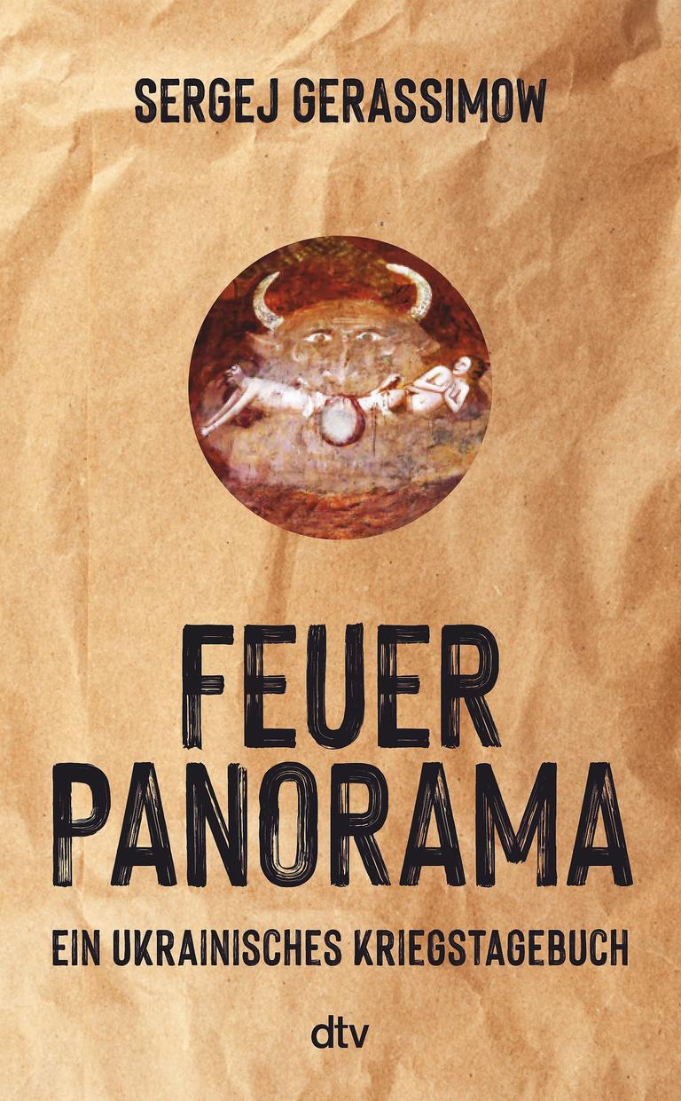 Sergei Gerassimows ukrainisches Kriegstagebuch "Feuerpanorama": Das Cover ist einer braunen Papiertüte nachempfunden. Darauf stehen Name und Titel des Buchs. Durch eine runde Aussparung ist das gemalte Bild einer teufelsartigen Gestalt zu sehen, die zwei Menschen verschlingt. Sergei Gerassimows ukrainisches Kriegstagebuch "Feuerpanorama": Das Cover ist einer braunen Papiertüte nachempfunden. Darauf stehen Name und Titel des Buchs. Durch eine runde Aussparung ist das gemalte Bild einer teufelsartigen Gestalt zu sehen, die zwei Menschen verschlingt.