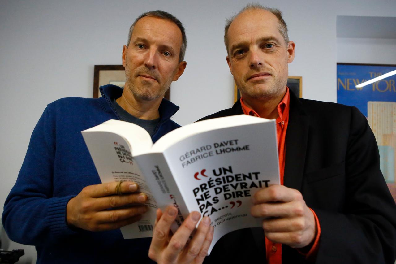 Die französischen Journalisten Gerard Davet (links) und Fabrice Lhomme (rechts) halten das Buch, das sie gemeinsam geschrieben haben.