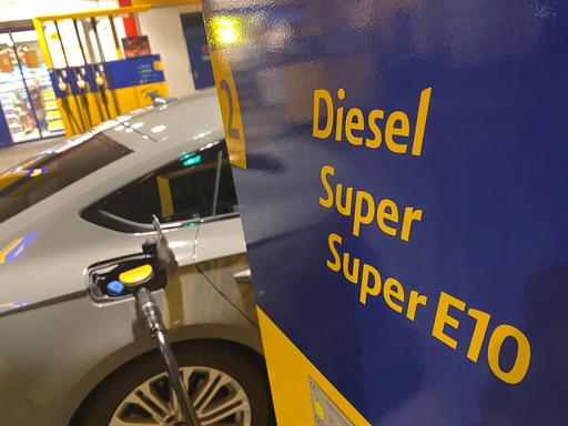 Tanken mit Diesel oder Superbenzinn könnte bald der Vergangenheit angehören