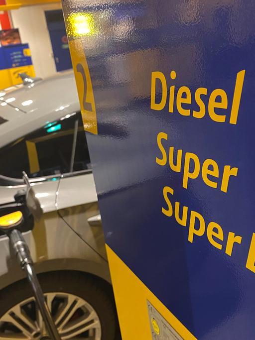 Tanken mit Diesel oder Superbenzinn könnte bald der Vergangenheit angehören