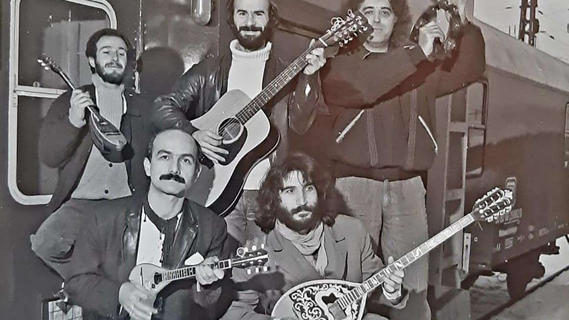 Die griechische Gastarbeiter-Band „Prosechòs“: Jannis Karis war Teil von ihr. Auf der Comilation "Songs of Gastarbeiter" ist er mit zwei Songs vertreten. Die griechische Gastarbeiter-Band „Prosechòs“: Jannis Karis war Teil von ihr. Auf der Comilation "Songs of Gastarbeiter" ist er mit zwei Songs vertreten.