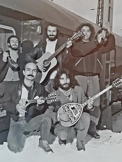 Die griechische Gastarbeiter-Band „Prosechòs“: Jannis Karis war Teil von ihr. Auf der Comilation "Songs of Gastarbeiter" ist er mit zwei Songs vertreten.