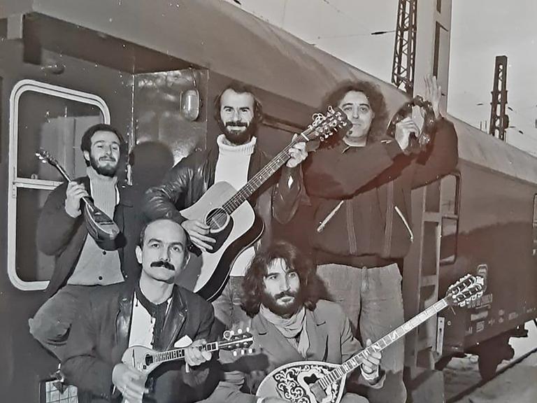 Die griechische Gastarbeiter-Band „Prosechòs“: Jannis Karis war Teil von ihr. Auf der Comilation "Songs of Gastarbeiter" ist er mit zwei Songs vertreten.