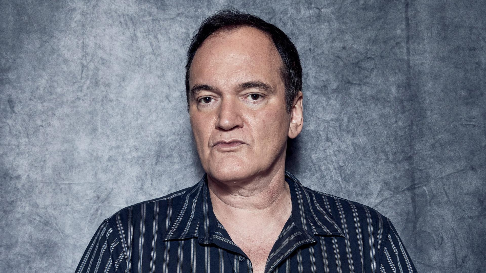 Quentin Tarantino posiert mit ernstem Gesichtsausdruck für ein Porträt.