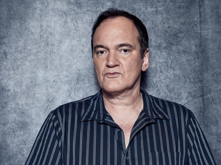 Quentin Tarantino posiert mit ernstem Gesichtsausdruck für ein Porträt.