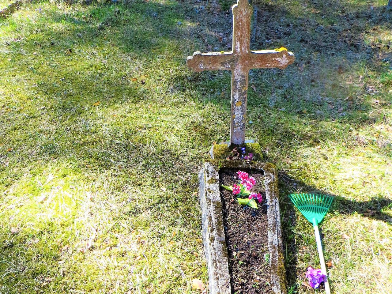 Auf dem kleinen Inselfriedhof werden die Beerdigungsriten von Frauen geleitet