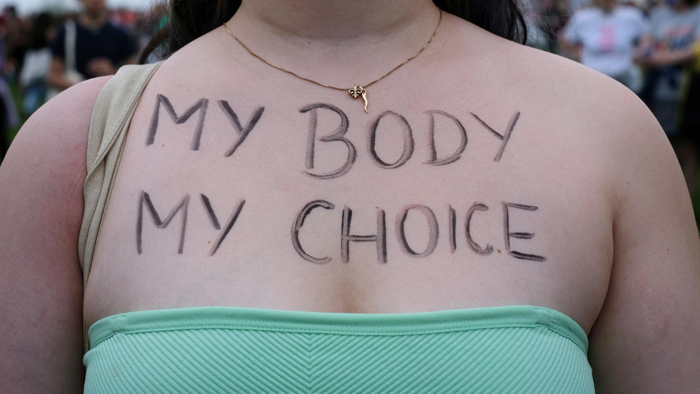 "My body my choice" steht auf dem Dekolleté einer jungen Frau bei einem Protest für das Recht auf Abtreibungen in Washington DC in den USA, 2022.