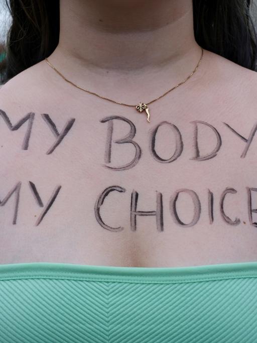 "My body my choice" steht auf dem Dekolleté einer jungen Frau bei einem Protest für das Recht auf Abtreibungen in Washington DC in den USA, 2022.