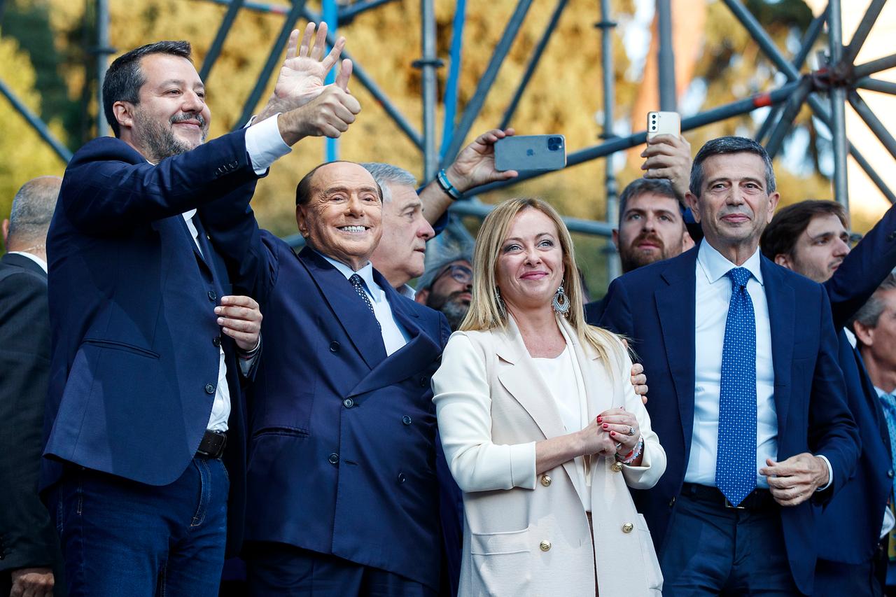 Italienische Rechtspolitiker (v.l.n.r.) Matteo Salvini, Silvio Berlusconi, Giorgia Meloni und Maurizio Lupi im diesjährigen Wahlkampf Italienische Rechtspolitiker (v.l.n.r.) Matteo Salvini, Silvio Berlusconi, Giorgia Meloni und Maurizio Lupi im diesjährigen Wahlkampf