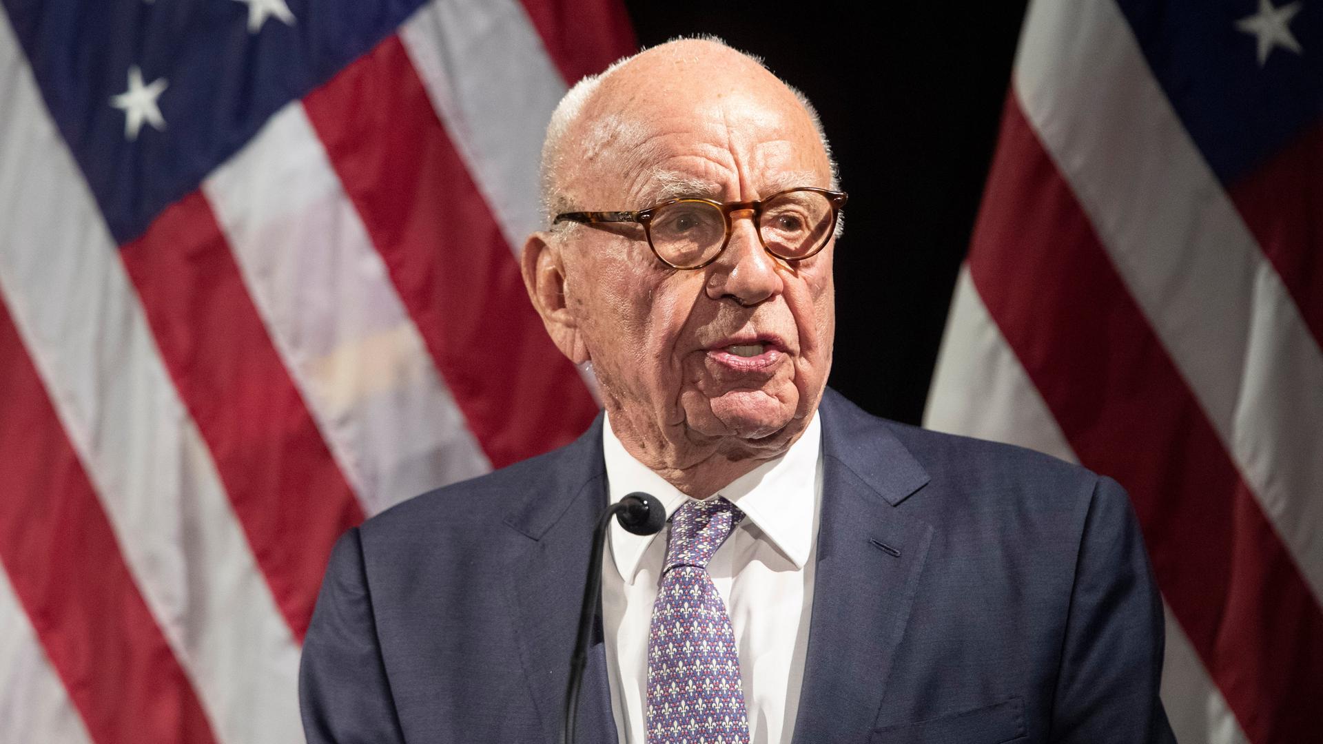 Rupert Murdoch steht am Mikrofon, hinter ihm eine US-amerikanische Flagge. Rupert Murdoch steht am Mikrofon, hinter ihm eine US-amerikanische Flagge.