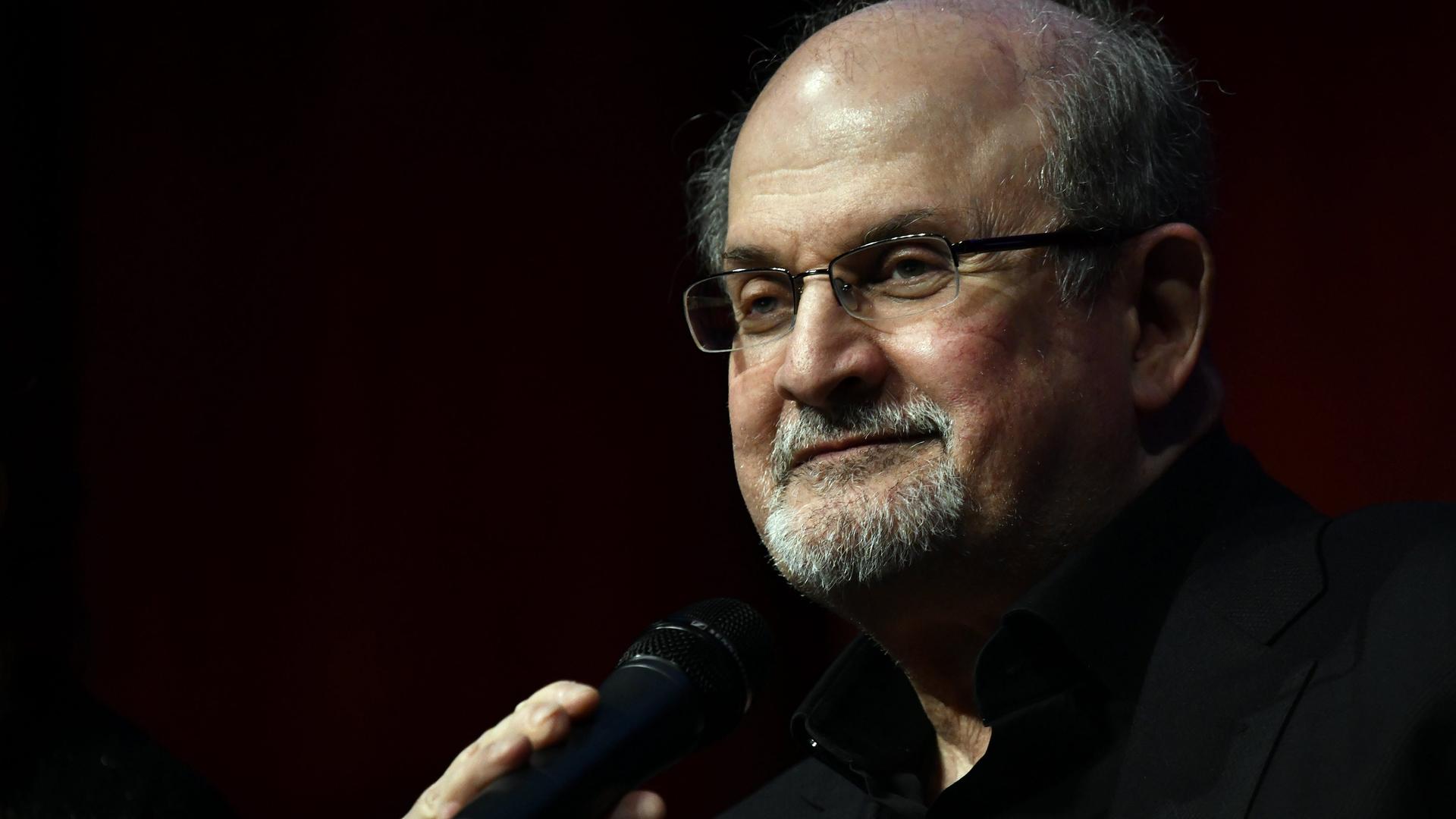 Der indisch-britische Schriftsteller Salman Rushdie, der 1989 mit einer Fatwa belegt worden ist. Der indisch-britische Schriftsteller Salman Rushdie, der 1989 mit einer Fatwa belegt worden ist.