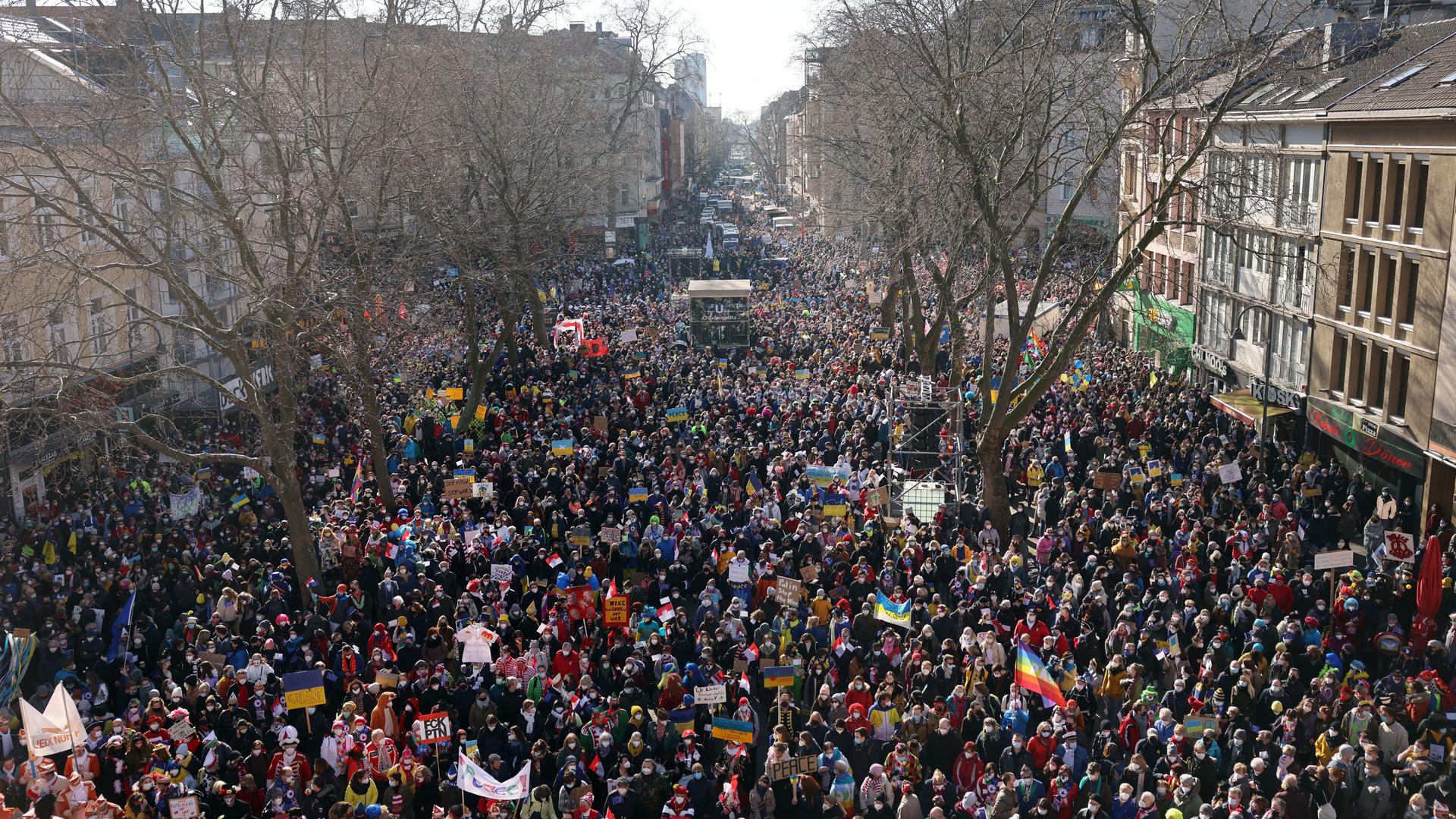 In Köln gab es statt Karneval eine große Demo. In Köln gab es statt Karneval eine große Demo.