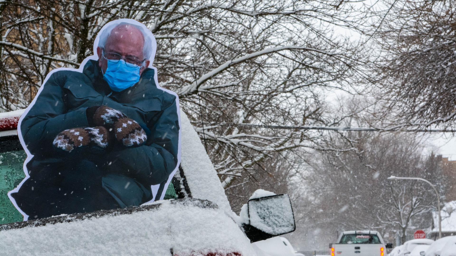 Das Bild von Bernie Sanders bei der Amtseinführung Bidens mit Handschuhen und fröstelnder Miene kommentiert nun die Kälte bei einem Wintereinbruch in Chicago. Es wurde auf die Ladefläche eines Pickup-Trucks montiert. Das Bild von Bernie Sanders bei der Amtseinführung Bidens mit Handschuhen und fröstelnder Miene kommentiert nun die Kälte bei einem Wintereinbruch in Chicago. Es wurde auf die Ladefläche eines Pickup-Trucks montiert.