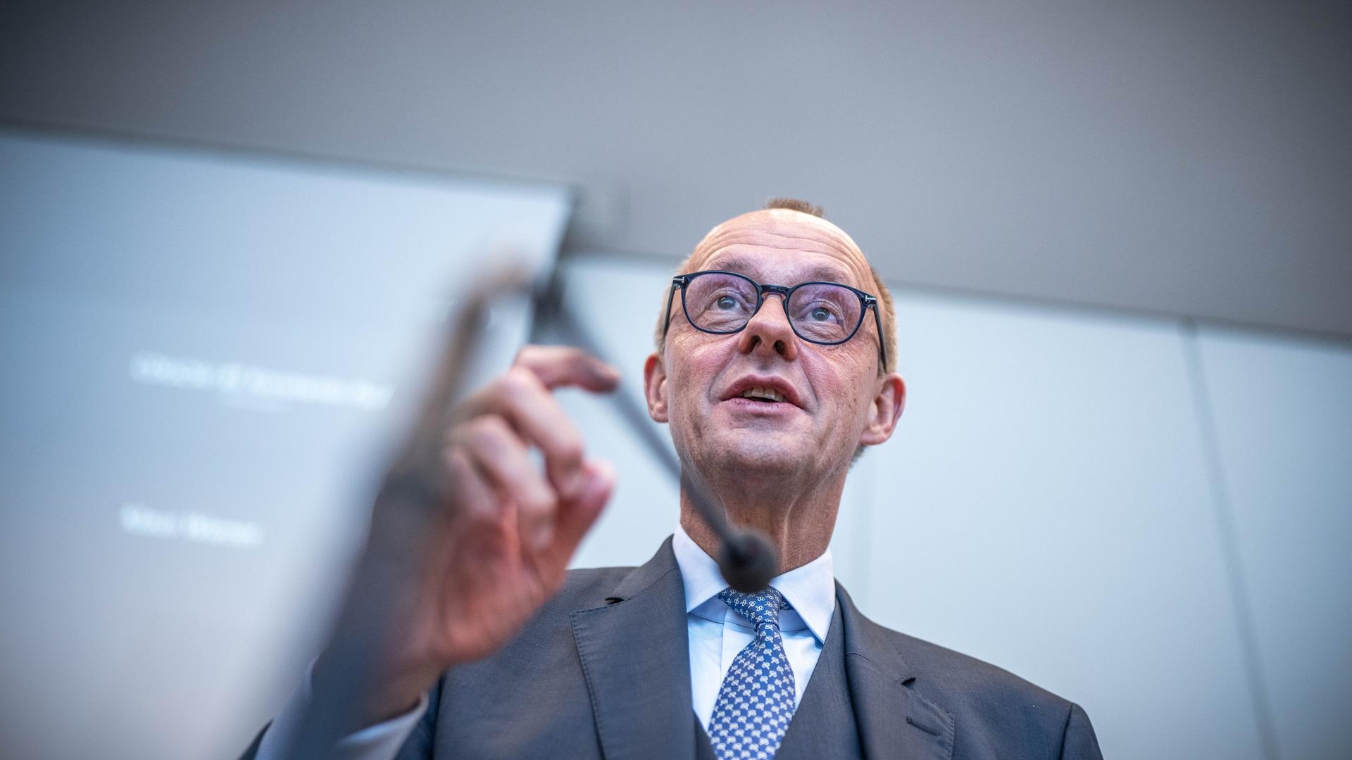 Friedrich Merz, CDU-Bundesvorsitzender, spricht zu Beginn der Fraktionssitzung der CDU/CSU-Fraktion im Bundestag. Die Kamera zeigt ihn von schräg unten. Er gestikuliert mit der rechten Hand. Friedrich Merz, CDU-Bundesvorsitzender, spricht zu Beginn der Fraktionssitzung der CDU/CSU-Fraktion im Bundestag. Die Kamera zeigt ihn von schräg unten. Er gestikuliert mit der rechten Hand.