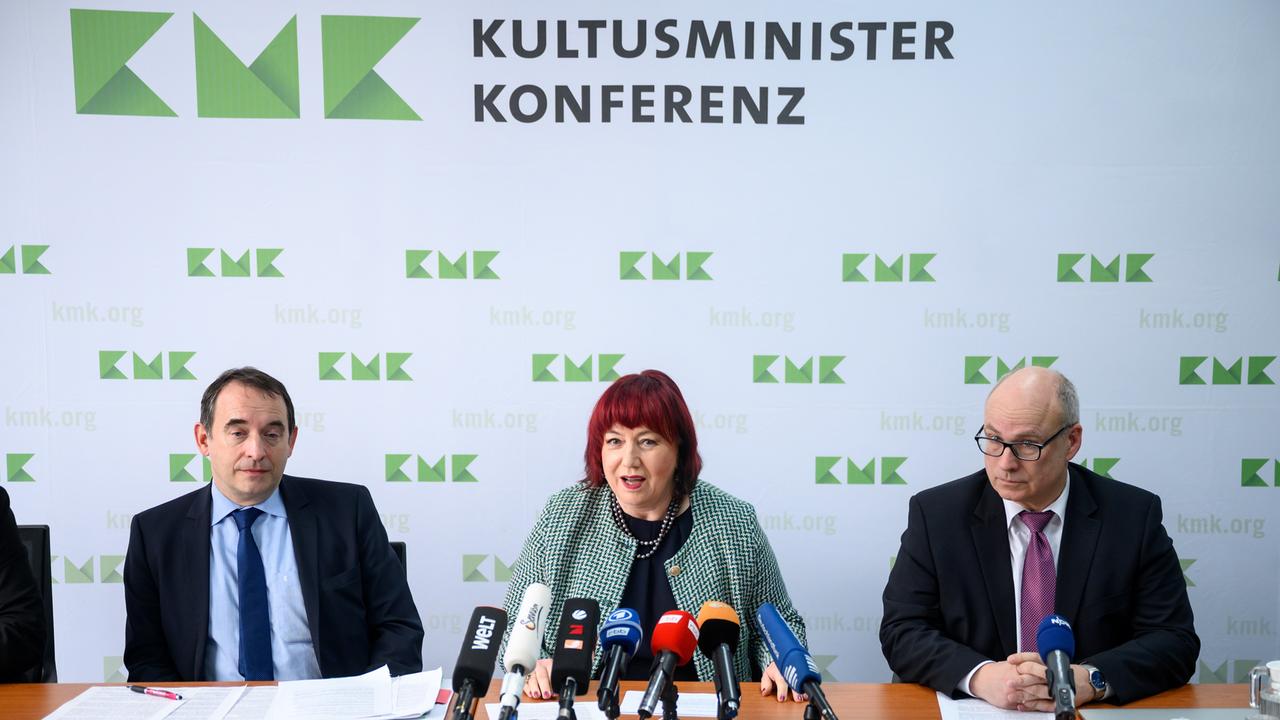Beschlüsse der Kultusministerkonferenz Einheitlicheres Abitur und