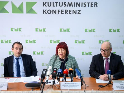 Alexander Lorz (l-r, CDU), Kultusminister von Hessen, Astrid Busse (SPD), Berliner Senatorin für Bildung, Jugend und Familie und amtierende KMK-Präsidentin, und Ties Rabe (SPD), Senator für Schule und Berufsbildung der Hansestadt Hamburg, äußern sich bei einer Pressekonferenz zum Abschluss der Kultusministerkonferenz (KMK).