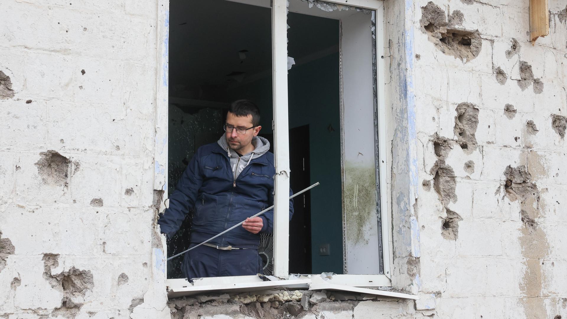 Von Granatbeschuss beschädigtes Gebäude in der Region Donetsk Von Granatbeschuss beschädigtes Gebäude in der Region Donetsk