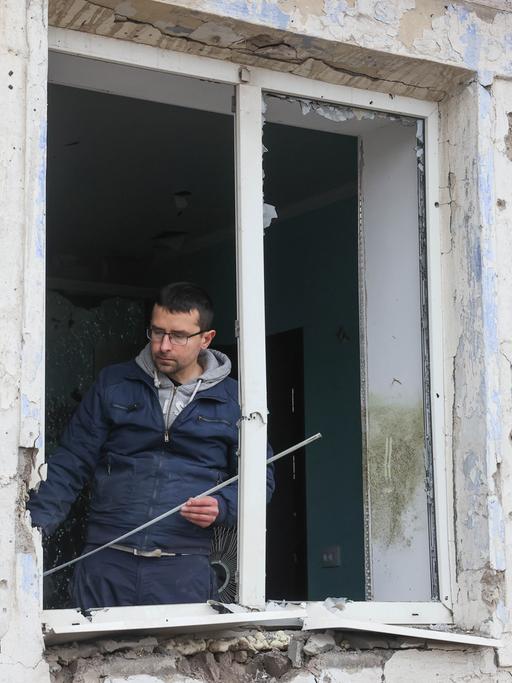 Von Granatbeschuss beschädigtes Gebäude in der Region Donetsk