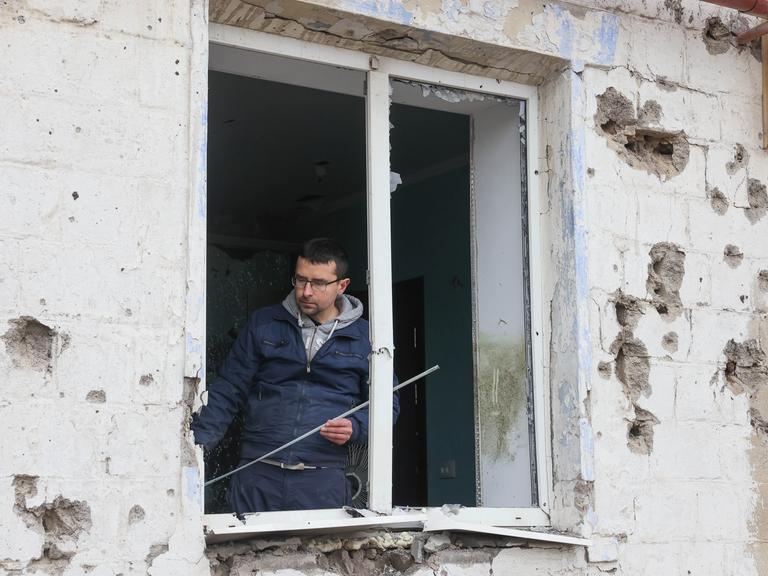 Von Granatbeschuss beschädigtes Gebäude in der Region Donetsk