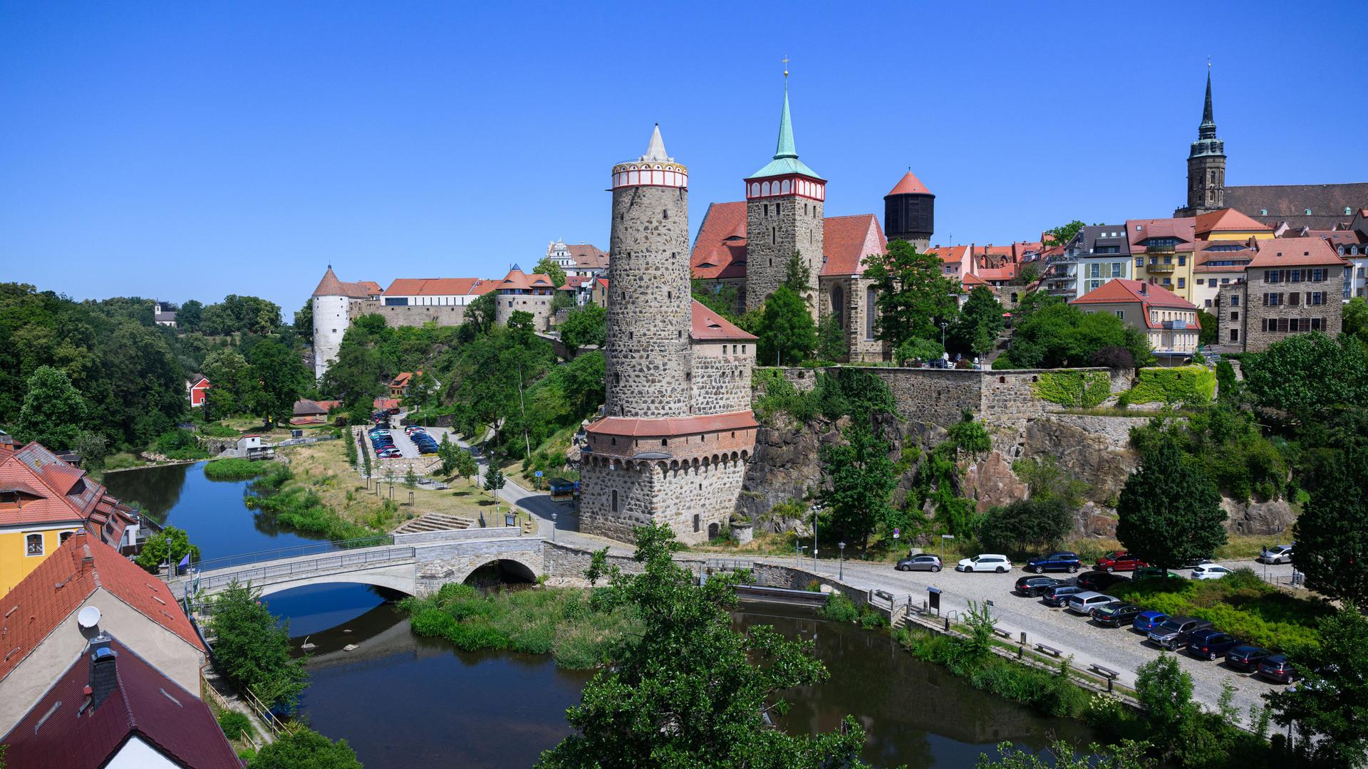 Blick bei Sonnenschein über Bautzen auf die Alte Wasserkunst, die Michaeliskirche und den Dom St. Petri. Blick bei Sonnenschein über Bautzen auf die Alte Wasserkunst, die Michaeliskirche und den Dom St. Petri.