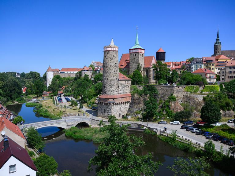 Blick bei Sonnenschein über Bautzen auf die Alte Wasserkunst, die Michaeliskirche und den Dom St. Petri.