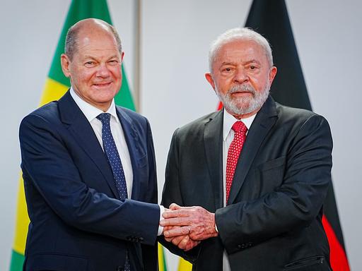 Brasilien, Brasilia: Bundeskanzler Olaf Scholz (l, SPD) wird von Luiz Inacio Lula da Silva, Präsident von Brasilien, in dessen Amtssitz empfangen.